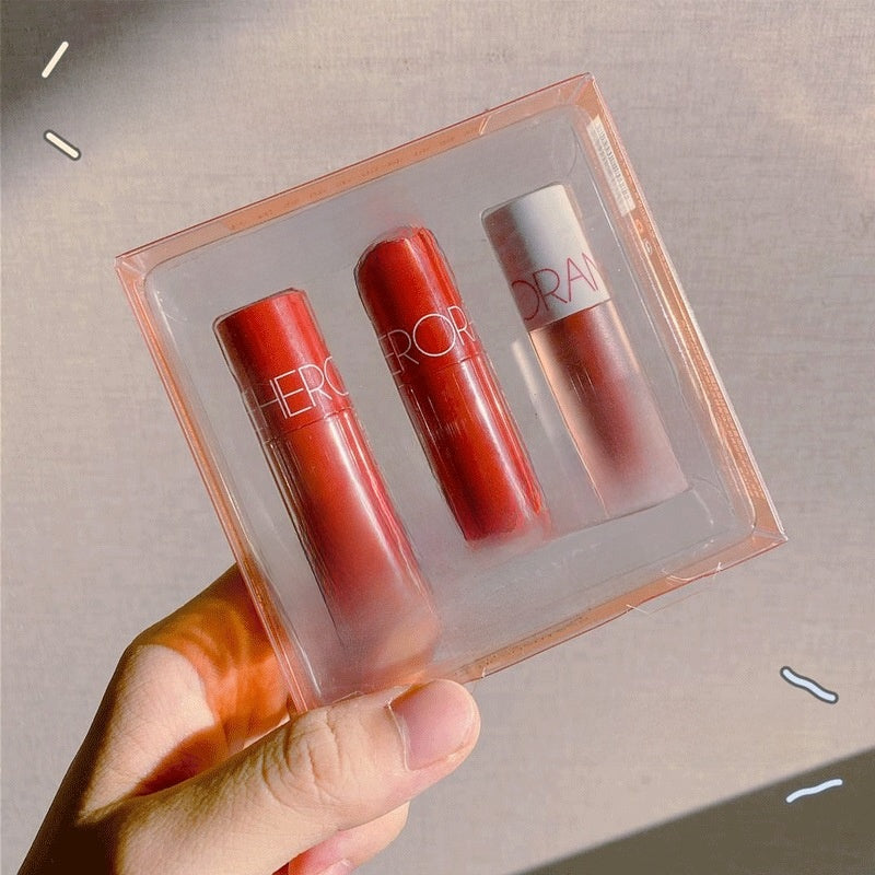 Bright and cool-toned lip gloss
