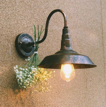 Simple iron wall lamp