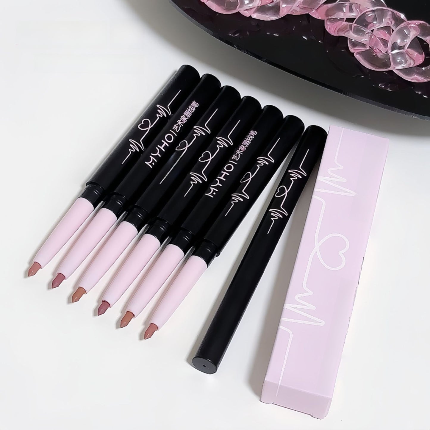One-piece lip liner to create a full and three-dimensional lip shape