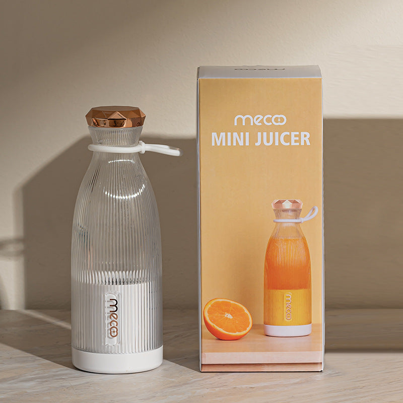 Portable juicing cup