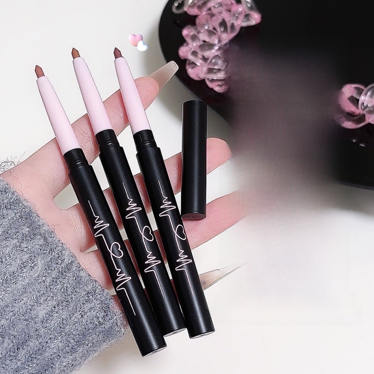One-piece lip liner to create a full and three-dimensional lip shape